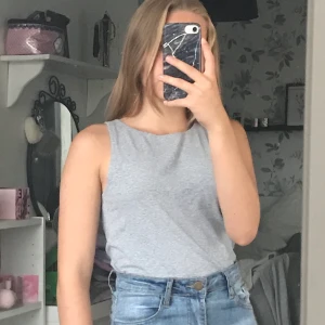 Linne - Grått linne med dragkedja i nacken. Har stoppat in den i byxorna på bilden så den är nån centimeter längre i verkligen. 20kr + frakt 22kr (tar bara swish)