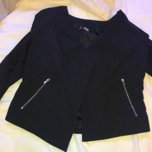 Svart kroppad kostym jacka  - Helt oanvänd! Silvriga dragkedjor på sidan