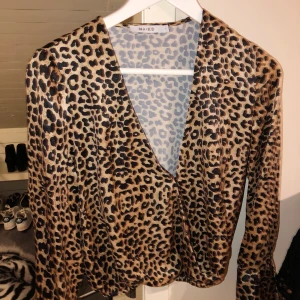 Leopard blus - Knappt använd blus! Passar både XS/S , 100kr 