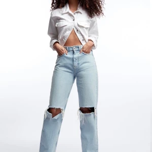 Gina tricot jeans - Storlek 36 endast provade och aldrig använda då det inte passa tyvärr. Super snygga och populärar! Helt slutsålda. Bud från 400kr