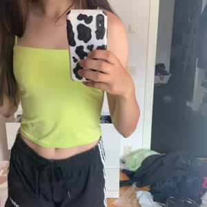 Gina linne - Grön/gult linne från Gina, passar dig som är xs-s