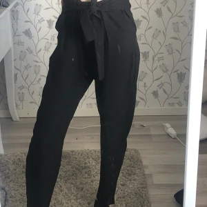 Byxor  - Vida svarta byxor! Frakt: Diskuteras vid köp ✨🌿