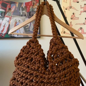 Virkad väska  - Super fin virkad väska från HM.   Köpt förra året 2019.  40 cm bred, 18 lång, handtagen 20 cm.