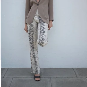 SÖKER!!! - jag söker dessa jeansen från zara!!! storlek XS/S! skriv jättegärna privat om ni har dessa eller kan tänka er att sälja de till mig💕🥺😀😃