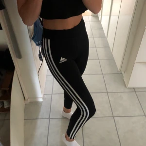 Adidas träningsbyxor stl L - Adidas träningsbyxor. Stl L. Mkt fint skick, använda ändats några gånger. Säljer de eftersom de bara hängt i garderoben. 90kr plus frakt eller mötas upp🦋