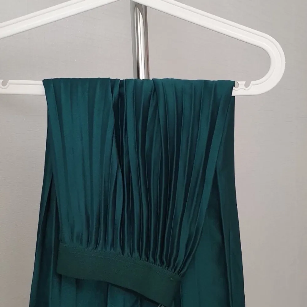 Lång grön stretchig kjol.                                   Köparen står för fraktkostnaden ✨🐉. Kjolar.