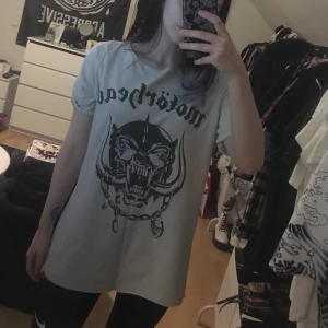 Band t-shirt - Cool t-shirt med motörhead tryck, strl S oversized så passar xxs/xs/s/m ! 🖤 Frakt tillkommer, är flera intresserade samtidigt så blir det budgivning! Skriv om ni vill se fler bilder!