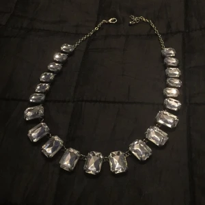  - Hej! Säljer två fina halsband, 40 kr styck eller båda för 60kr ✨