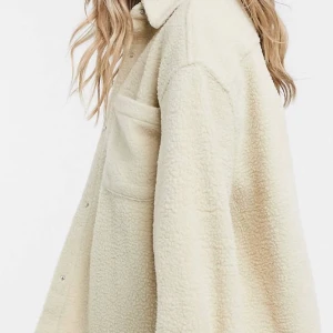 Jacka - Knappt använd så är i väldigt bra skick, köpt för nån månad sen. 