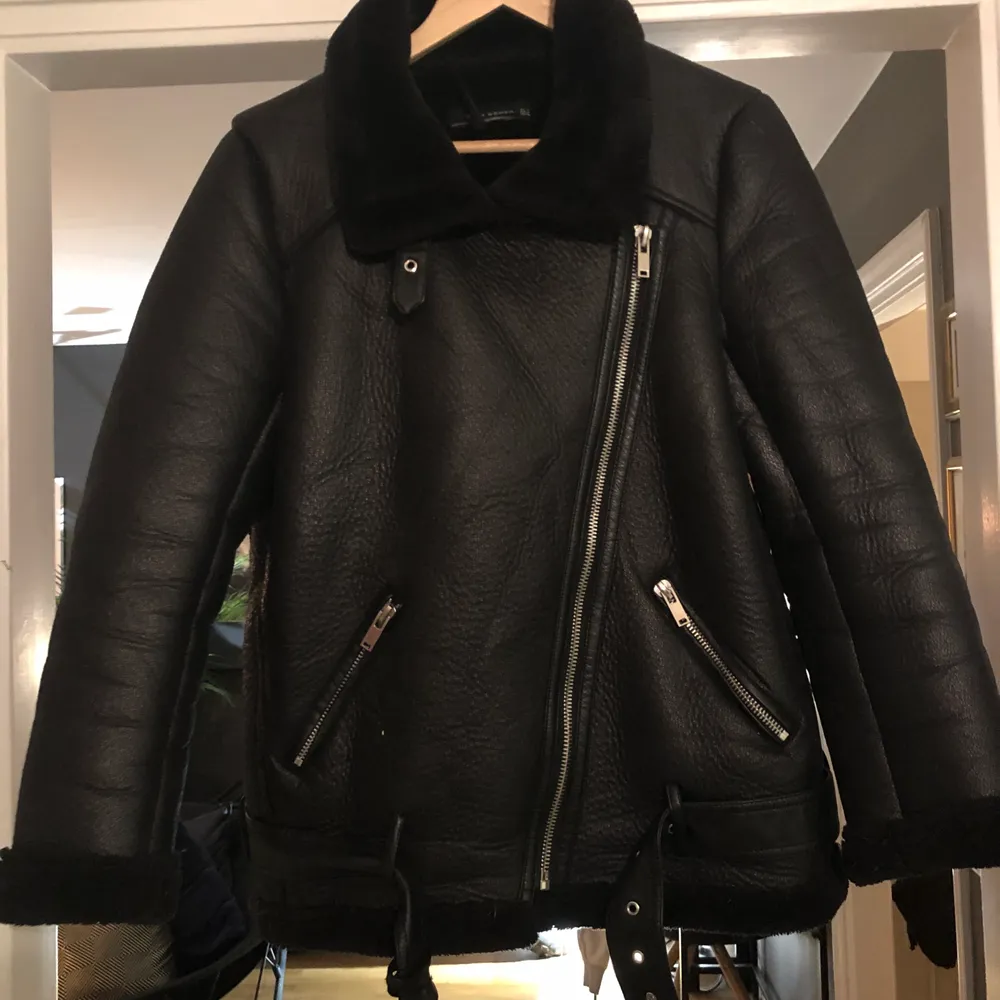 Säljer denna jacka som är köpt på Zara. Jackan är använd men i bra skick. Storlek M. Kan mötas upp i Stockholm eller skickas om köparen står för frakten.. Jackor.