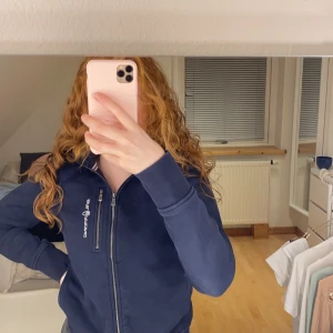 Sail racing kofta - Sail racing kofta i färgen marinblå. Använd ett fåtal gånger . Väldigt liten i storleken så skulle säga att den passar en xs också.                  Om ni vill veta mer ,går det att kontakta mig⬇️