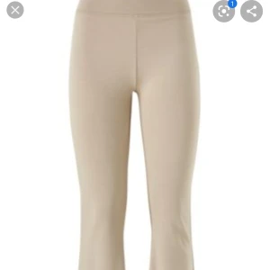 Utsvängda byxor - Jag säljer dom här beigea utsvängda byxorna från gina, absolut inget fel på dom, använder bara inte dom längre. Original priset är 199 men jag säljer dom för endast 99 kr vilket är ett väldigt bra pris!💗