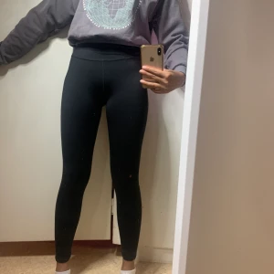 Tights träningsbyxor  - Träningsbyxor från h&m. Jag är 162 cm lång och den sitter bra i längden. Finns ett hål vid knäna på höger sidan, annars är det bra! Storleken är xs/s. Frakt åter komma!✨