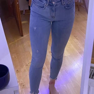 Jeans - Svinsnygga jeans från zara. Köppte nyligen men har inte användt dem. Buda nedan.