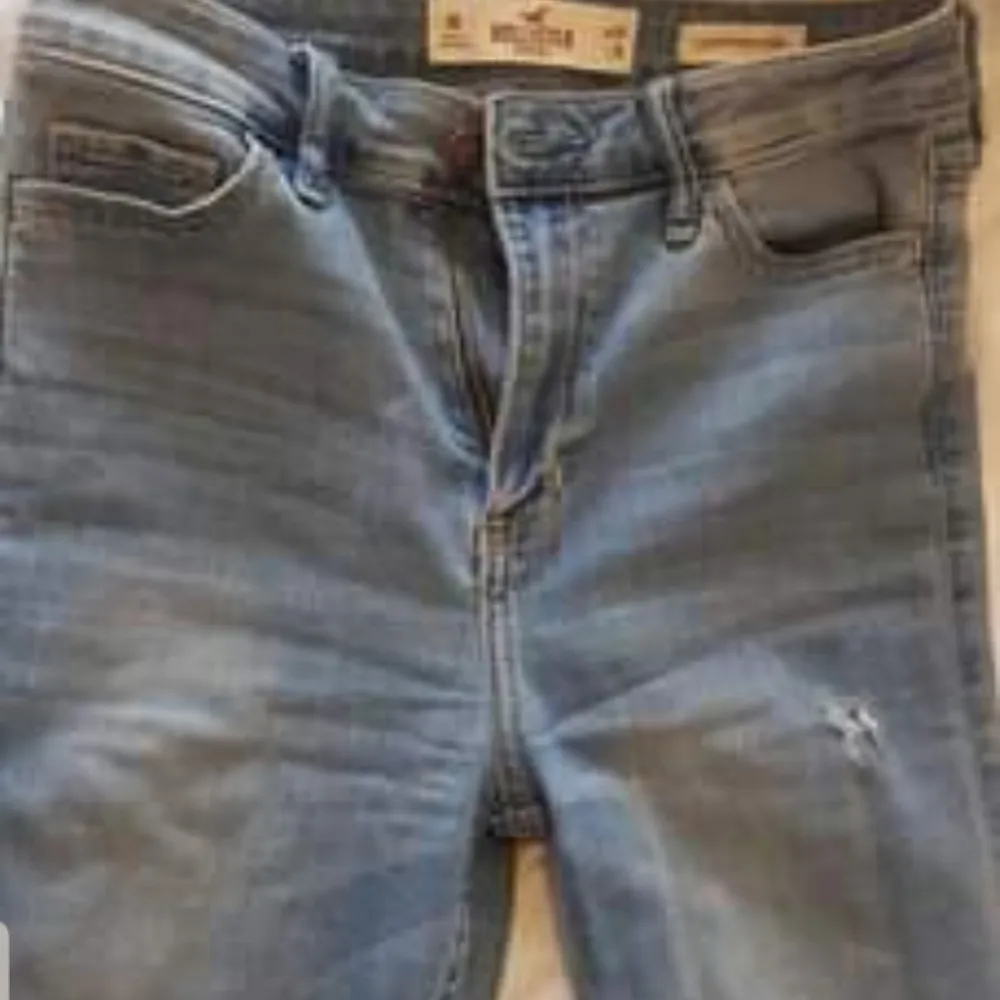 Hej Jag säljer holister jeans. Använde de 2 gånger . Storlek :  W-25 L-30. Jeans & Byxor.