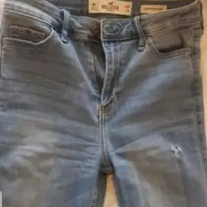 Hej Jag säljer holister jeans. Använde de 2 gånger . Storlek :  W-25 L-30
