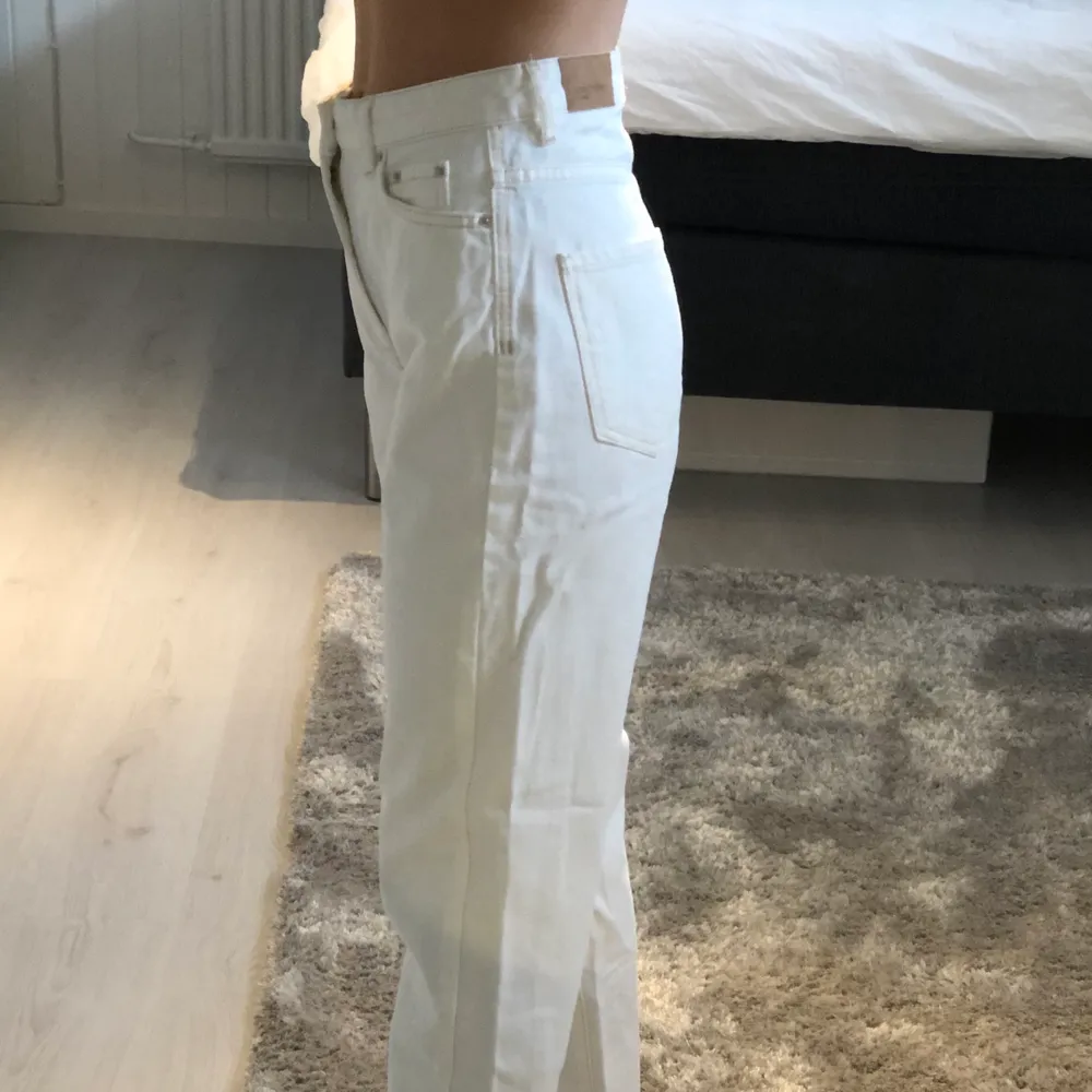 Vita jeans från Gina Tricot. Använda max 3 gånger. . Jeans & Byxor.