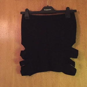  - Kjol ifrån Ginatricot, svart och lite öppet på sidorna. 