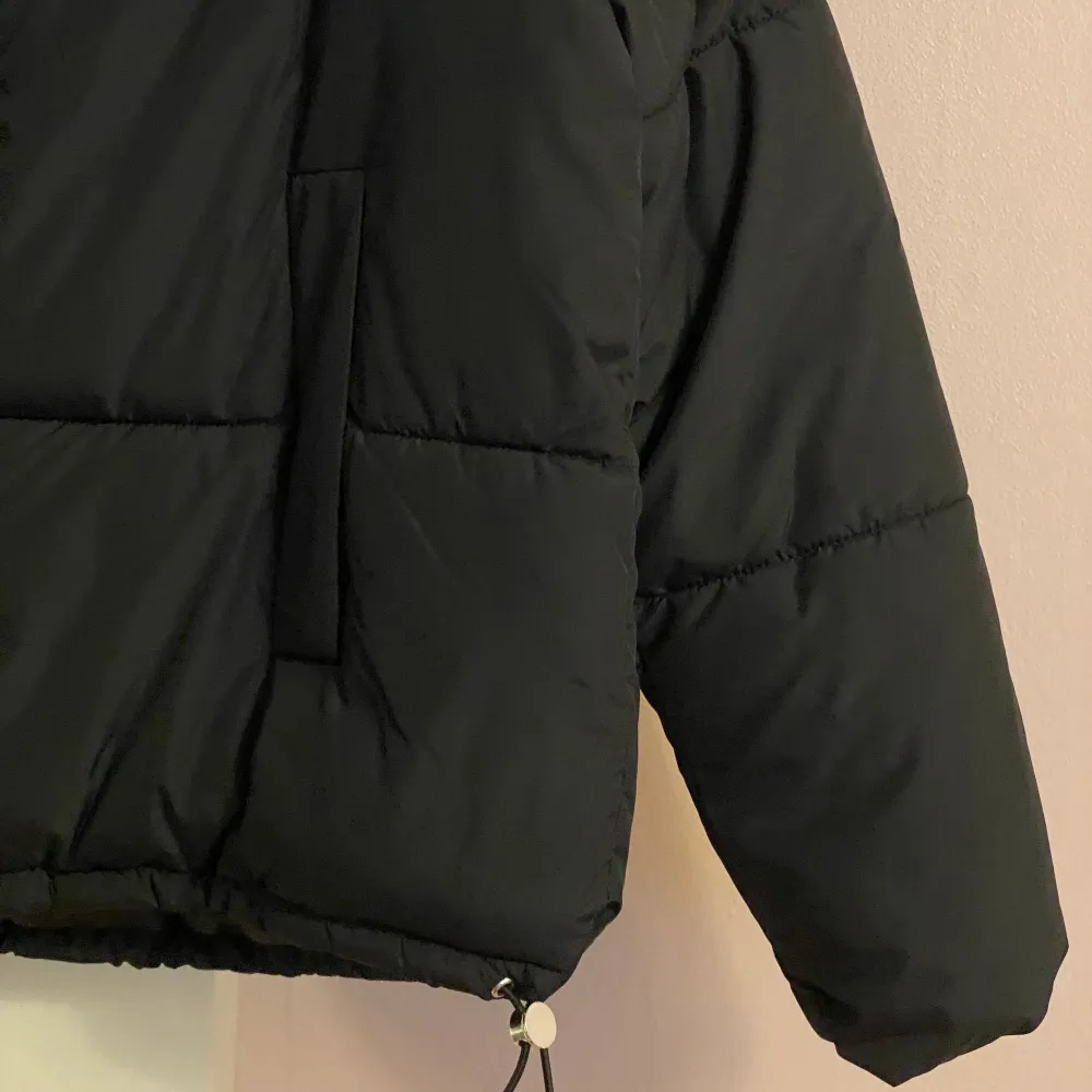 Svart snygg puffer jacket från Gina Tricot i storlek 34(XS). Den är perfekt nu när det är höst 🍂 ✨. Jackor.