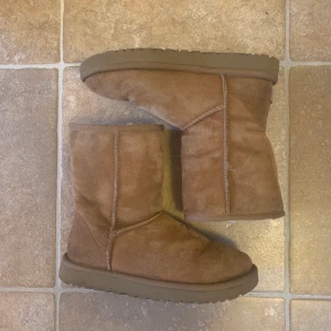 UGGS Classic Short Chestnut storlek 37 - Uggs i storlek 37 och färgen chestnut. Välanvända men fortfarande i bra skick! Nypris 2300kr. Frakt ingår 🙌🏼🖤