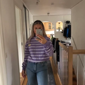 Junkyard tröja - Super fin tröja från Junkyard i perfekt skick, köpt här på Plick. Säljer den för den inte kommer till användning. (Lånad bild)❣️