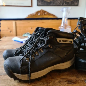 Point zero skor - Hej! Ett par perfekta skor för krävande marker, vandring eller kanske bara en tur i skogen? 😊 använda skor men fullt fungerande! 