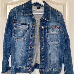 Blå Jeansjacka  - En blå jeansjacka i strl L men passar för någon med storleken xs/s.