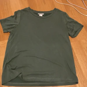 T-shirt - Säljer då den inte kommer till användning. Inte så använd. Några få gånger 