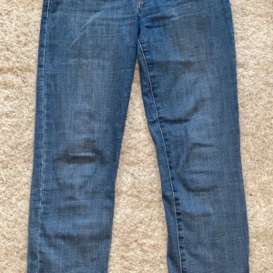 Levi’s Slim Jeans - Mellanblåa jeans i modellen ”Slim” från Levi’s. Ord. Pris 999kr