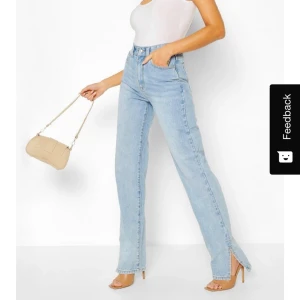 Raka jeans med slits - Jeansen är från bohoo och nästan alltid slutsålda! Skitsnygga byxor och säljer pga att dessa var för stora och långa för mig. Dock har jag använt dom fåtal ggr, där av slitage längst längst ner på byxan.