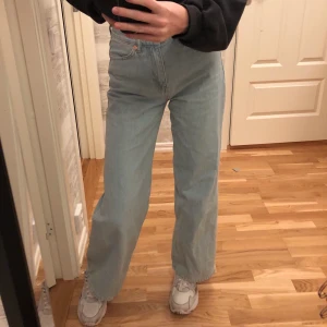 Wide jeans stl 25🤩🤩 - Säljer mina supersnygga vida jeans från Junkjard i stl 25. De är bara använda några få gånger och är i mkt bra skick. 250kr + frakt. (Priset kan diskuteras)