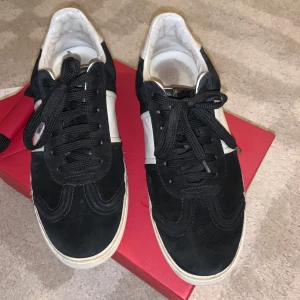 Valentino  - Hej! Säljer ni mina valentino sneakers i storlek 39/5! I modellen flycrew som inte görs längre. Köpta i december 2018 i Palma på Corner. Väl använda så sälja i befintligt skick, en nit saknas men inget som märks. (Dammodell) Det man får med är boxen, dustbag, kvitto, nya snören och de små korten.