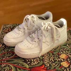 Nike air force 1 - I bra skick men ganska använda. Storlek 36,5. Litet hål i hälen men inget som känns.