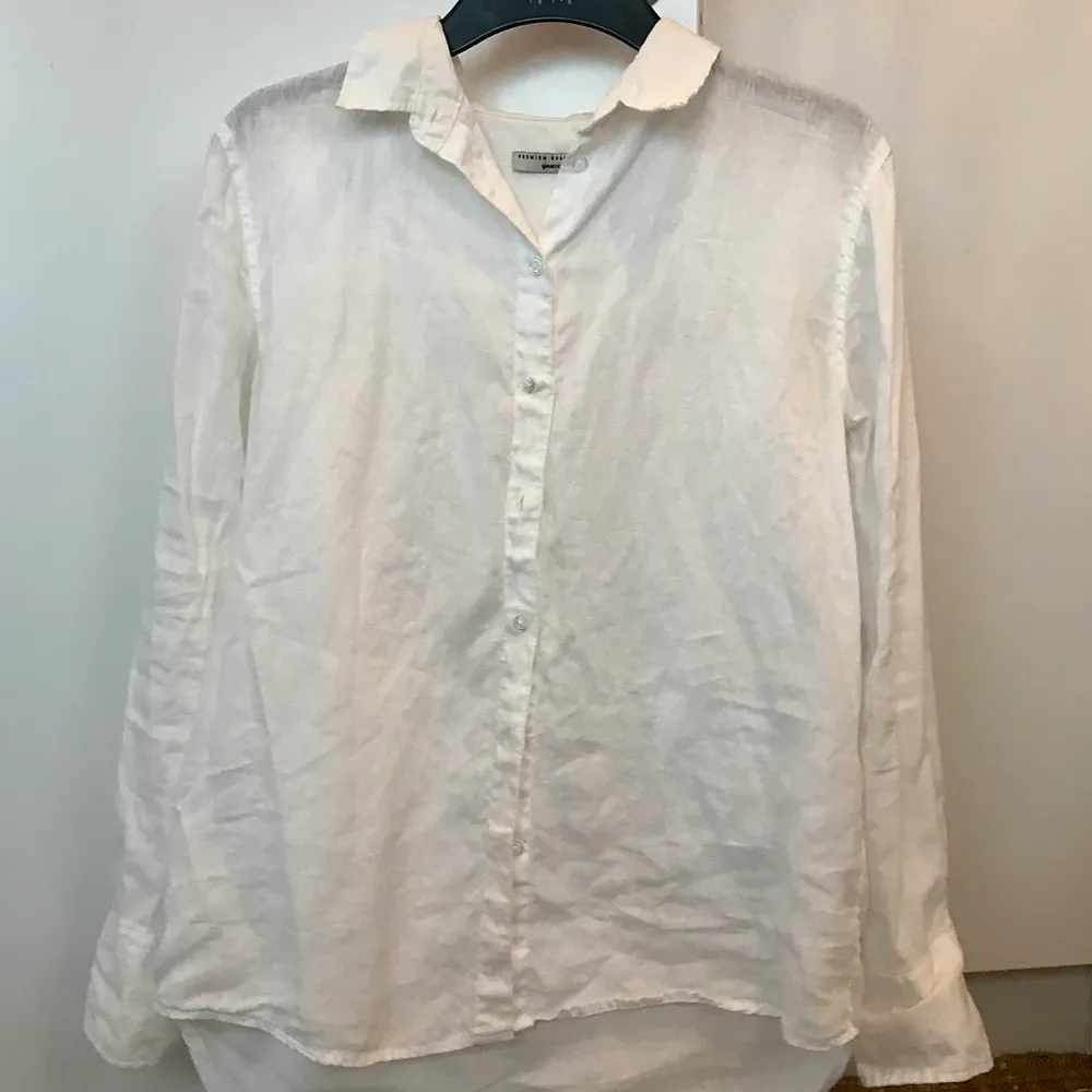Vit skjorta från Gina Tricot i 100% linne. Storlek 36. Inköpt i våras!  . Skjortor.