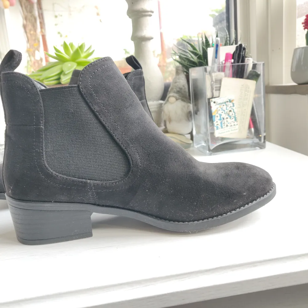 Never worn ankle boots size 36. They are not my size.. Skor.