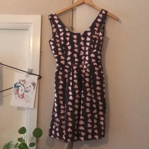 Klänning - Svart klänning som jag köpte på secondhand för några år sen, kommer inte till användning! Kan hämtas i Stockholm men även fraktas!