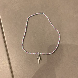 halsband 🍭 - här är ett halsband med ett glatt tema! en fin blixt i mitten!🤍 frakt -22kr !🍭⚡️