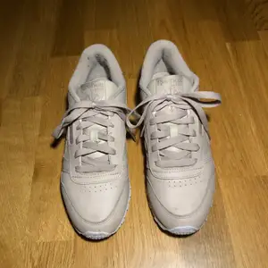 Beiga sneakers från Reebok. Jag köpte skorna i början av sommaren 2020 och märkte att jag inte använde dem alls ofta. Har bara använt dem ca 3-4 gånger. Allmänt gott skick. Orginalpris 1000kr. Vill helst mötas upp och skorna kan hämtas i Göteborg (Ullevi)