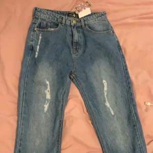 Jeans - Jeans i storlek M med passform som Xs/s. Köpt i storlek extra lång (är 178) och de passade hyfsat bra i längden. Säljer på grund av för liten storlek