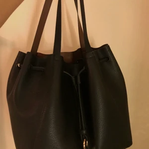 Väska, H&M - Svart väska i nyskick från H&M. Fejkläder, bra och rymlig!