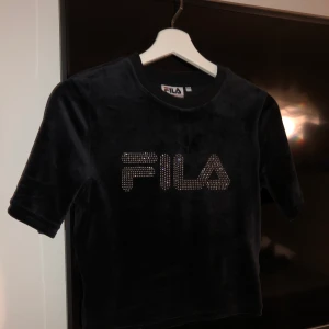 fila sammet tröja  - den är ganska kort i modellen, men inte en magtröja. Den är i sammet, mörkblå och är använd 1-2 gånger . Väldigt skön och bekväm, sitter tajt . Säljer då den inte kommer till användning . Säljer för 100 kr , köparen står för frakt kan mötas upp samt frakta. 