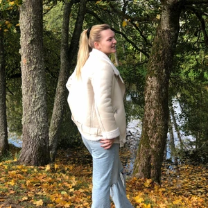 Zara biker jacket  - Säljer nu min biker jacket ifrån Zara då den blivit lite stor. Den är i storlek L men skulle säga att man kan ha den om man är S/M. Den är i teddy på insidan med mocka imitation på utsidan. Andra bilden är tydligare vilken färg det är. Superskön och mjuk men som sagt så passar den inte längre vilket är jättetråkigt då den är en favorit som inte finns kvar på hemsidan.