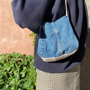 Väska i jeans - Sydd väska av en gammal jeanskjol. 250kr