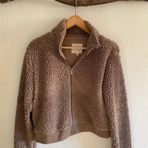 Tröja med dragkedja CottonOn stl M - Tröja köpt i Australien på CottonOn storlek M. Passar från XS också. 