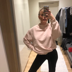 Tröja - Ljusrosa tröja , lite oversized på mig som är en S.