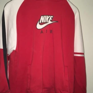En Nike hoddie i stl L - En röd Nike hoddie i stl L. Pris kan diskuteras💕 (köparen står för frakten)💕