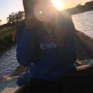 Ellesse hoodie - Jätteskön, blå ellesse hoodie. Använd fåtal gånger så är fortfarande i bra skick. Köpt på Sneakers Point. Hör gärna av er för fler bilder, köparen står för frakten💙💙