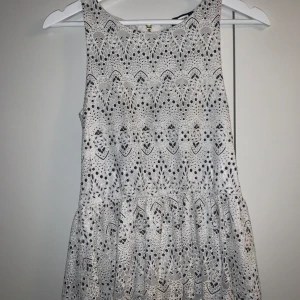 Bikbok top  - Top från Bikbok. Storlek XS. Först till kvarn på alla plagg, ingen budgivning. Ange vilket pris du skulle vilja köpa plagget för så kan vi komma överens om ett bra pris där båda blir nöjda. 