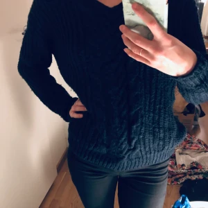 Stickad tröja - Varm och mysig stickad tröja från vero moda. Marinblå och stickat mönster fram. 