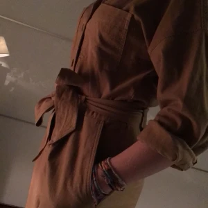 Beige jeans byxdress - Byxdress från H&M nypris 400. Använt 2 gånger pga för liten. Den är stor i storleken